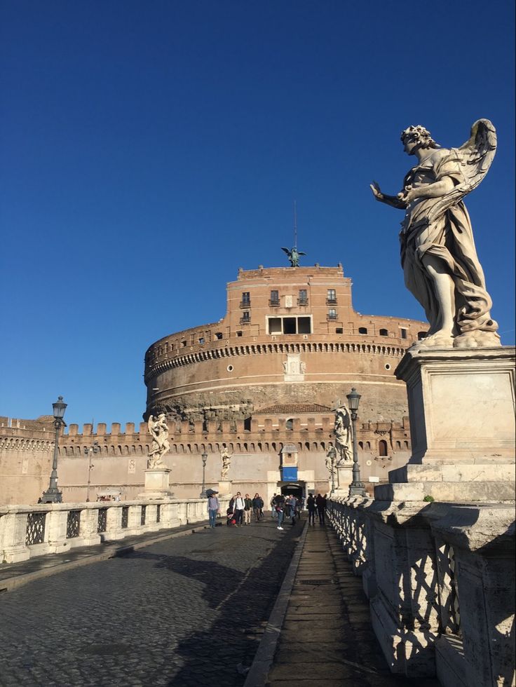 a statue is standing in front of a building