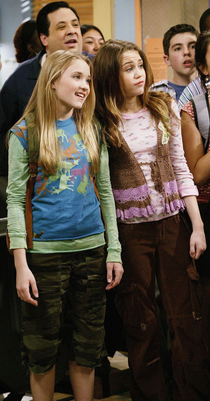 Miley and Lilly Miley And Lilly, Lilly Hannah Montana, Hannah Montana Season 2, Hannah Montana Show, Hannah Montana Outfits, Hannah Miley, 90s Early 2000s Fashion, Miley And Liam, Channel Outfits