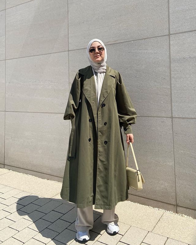 Abaya With Jacket Hijab Outfit, Hijab Trench Coat, Winter Outfits Hijab 2024, Hijabi Coat Outfit, Trench Coat Hijab Outfit, Coat Hijab Outfit, Abaya With Jacket, Trench Coat Outfit Hijab, Green Trench Coat Outfit