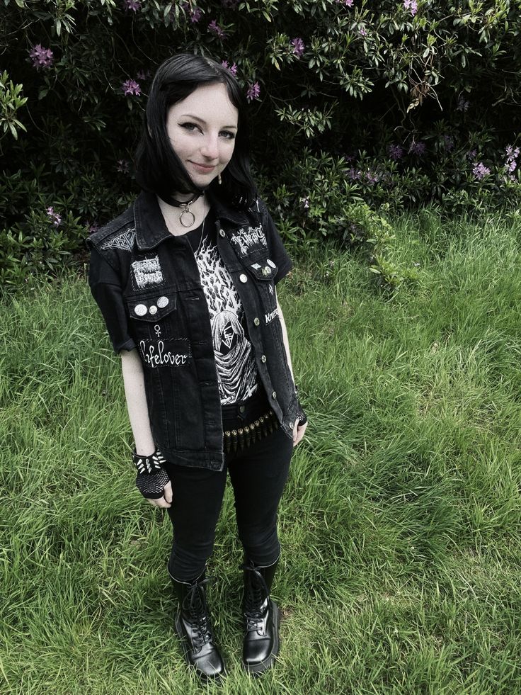 battle vest alternative metal style Punk Vest Outfit, Goth Metal Outfit, Battle Vest Outfit, Industrial Outfit, Battle Vest Ideas, Metalhead Girl Outfits, Punk Outfit, Battle Vest, Goth Battle Vest