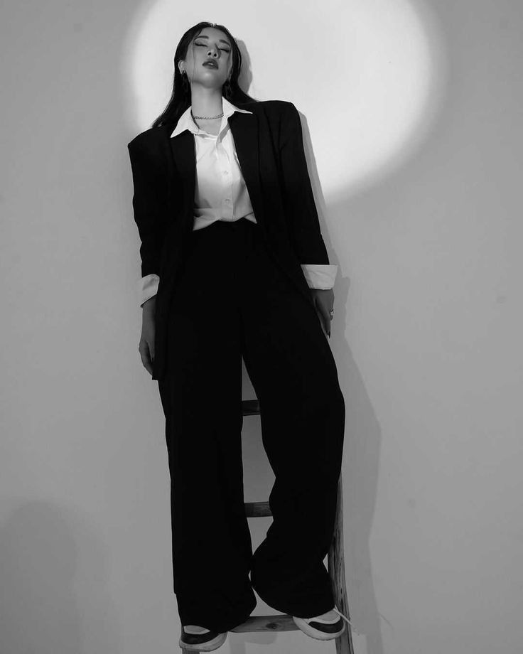 Woman Suit Aesthetic Dark, Black Woman Suit Aesthetic, Women In Suits Poses, Black Suit For Women Photoshoot, Suit Woman Photoshoot, Women In Black Suits Aesthetic, Girl Suits For Prom, Black Suits Aesthetic, Girl In Suit Aesthetic