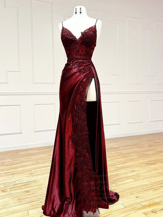 Deep Purple Dress Classy, Prom Dresses Brown Hair, Mafia Prom Dress, Court Of Nightmares Dress, Dark Academia Formal Dress, Casino Prom Dress, Dark Red Dresses Classy, Dark Red Dress Prom, Hot Red Dress Classy