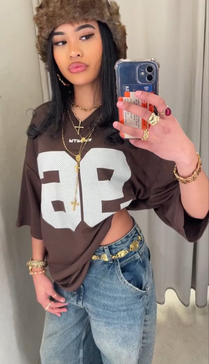 Brown Jersey Outfits, Jersey Shirt Outfit Women, Brown Shirt Outfits Women, Ash Style Outfit, Oversized Jersey Outfit, Jersey Outfit Aesthetic, 90 Street Style, Girl Streetwear Outfit, Casual Streetwear Women