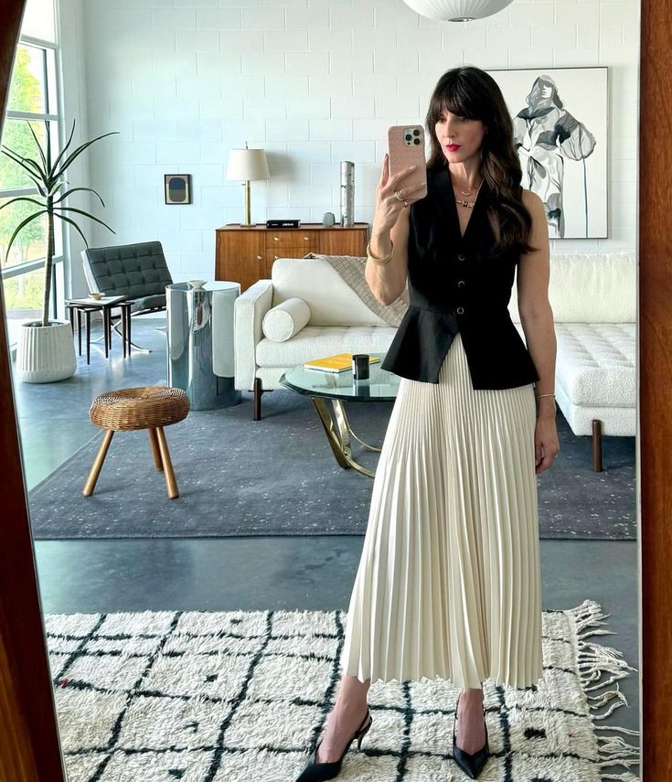 Pleated Skirt Business Casual, Pleated Skirt Outfit Office, Work Travel Outfits Women, Pleated Skirt Office Outfit, Modest And Elegant Outfits, Blazer And Pleated Skirt Outfit, Wide Skirt Outfit, Chic Work Outfits Women Summer, Black Skirt Office Outfit