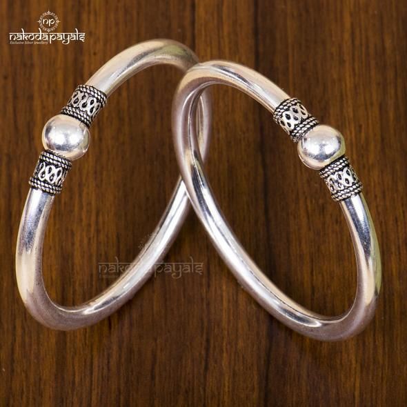 Antique Silver Jewelry Indian, Nakoda Payals, Baby Jewelry Gold, Trendy Silver Jewelry, Silver Anklets Designs, Silver Bracelet Designs, Antique Jewellery Designs, Antique Silver Jewelry, Handmade Gold Jewellery