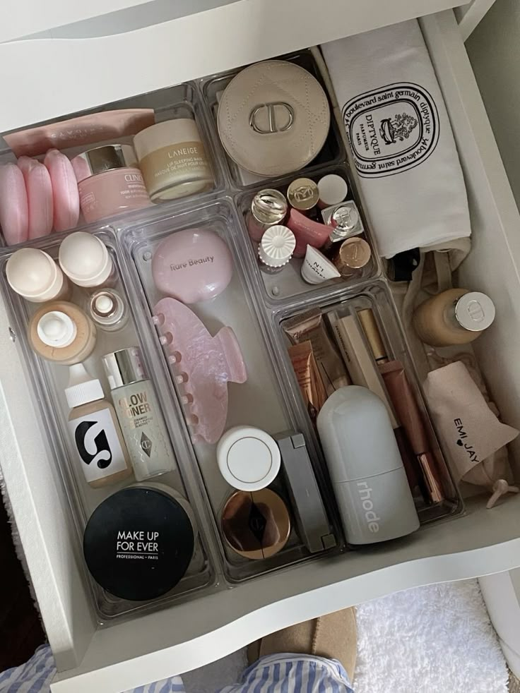 Room Organization Bedroom, Makeup Drawing, Makeup Drawer Organization, Makeup Drawer, Smink Inspiration, Vanity Organization, Skincare Organization, Drawer Organizers, Room Makeover Inspiration