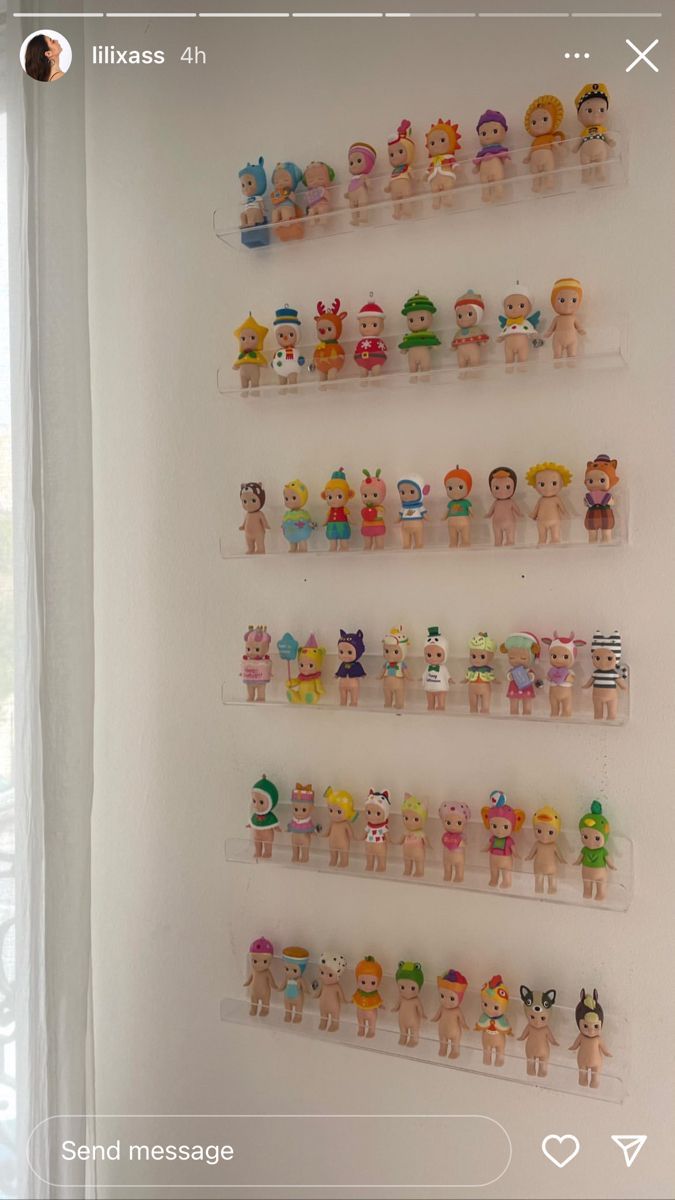 there are many little toy figures on the wall