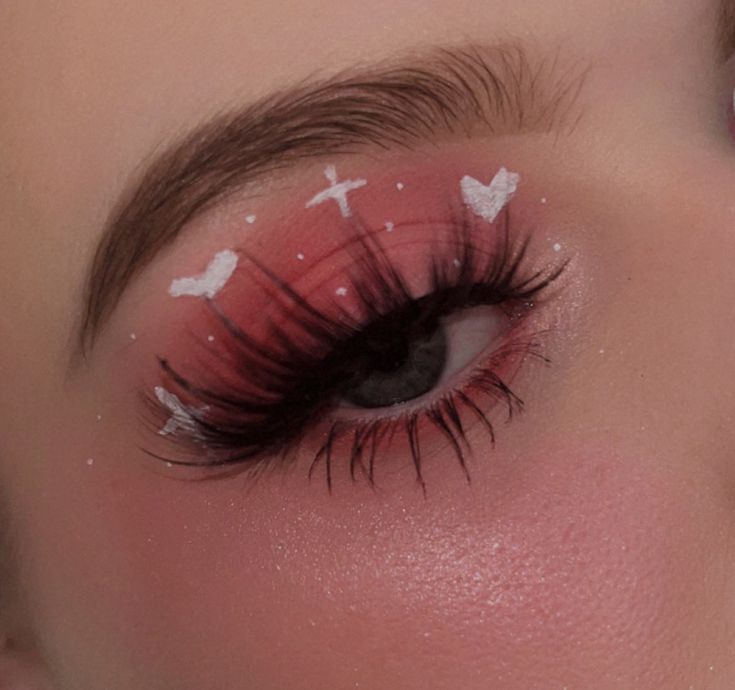 Valentine Eyeliner, Valentines Makeup Looks Simple, Sports Day Makeup, Valentines Eyeliner, Valentines Makeup Ideas Simple, School Dance Makeup, Dance Makeup Ideas, Makeup Red Eyeshadow, Valentines Eyeshadow Look