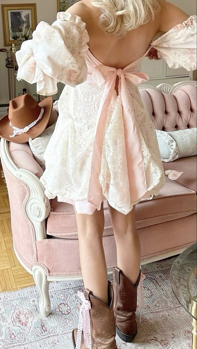 Girly Country Aesthetic, Southern Belle Outfit, Shabby Chic Outfits, Coquette Cowgirl, Belle Outfit, Western Cottagecore, Cowgirl Style Outfits, Shabby Chic Clothes, Rodeo Outfits