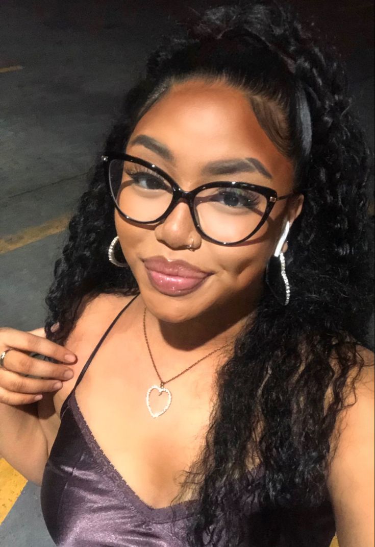 Big Cat Eye Glasses Frames, Baddie Eyeglasses, Glasses Inspiration Oval Face, Eyeglasses Black Women, Big Glasses Frames Round Face, Oval Face Glasses Woman, Glasses Frames Black Women, Glasses On Black Women, Pretty Black Women With Glasses