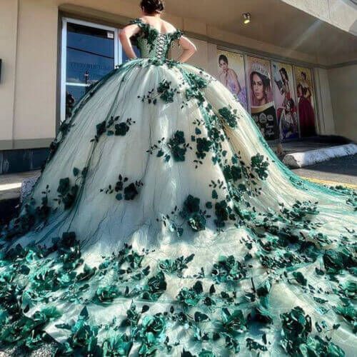 Item Details ： Product Number : SH822 Fabric: Tulle Silhouette: A Line Sleeves：Sleeveless Emerald Green Quinceanera Dresses, Sweet 16 Party Dress, Quinceanera Dresses Green, Gown Sleeves, Vestido Charro, Green Quinceanera Dresses, Green Ball Gown, Quinceanera Themes Dresses, Quinceñera Dresses