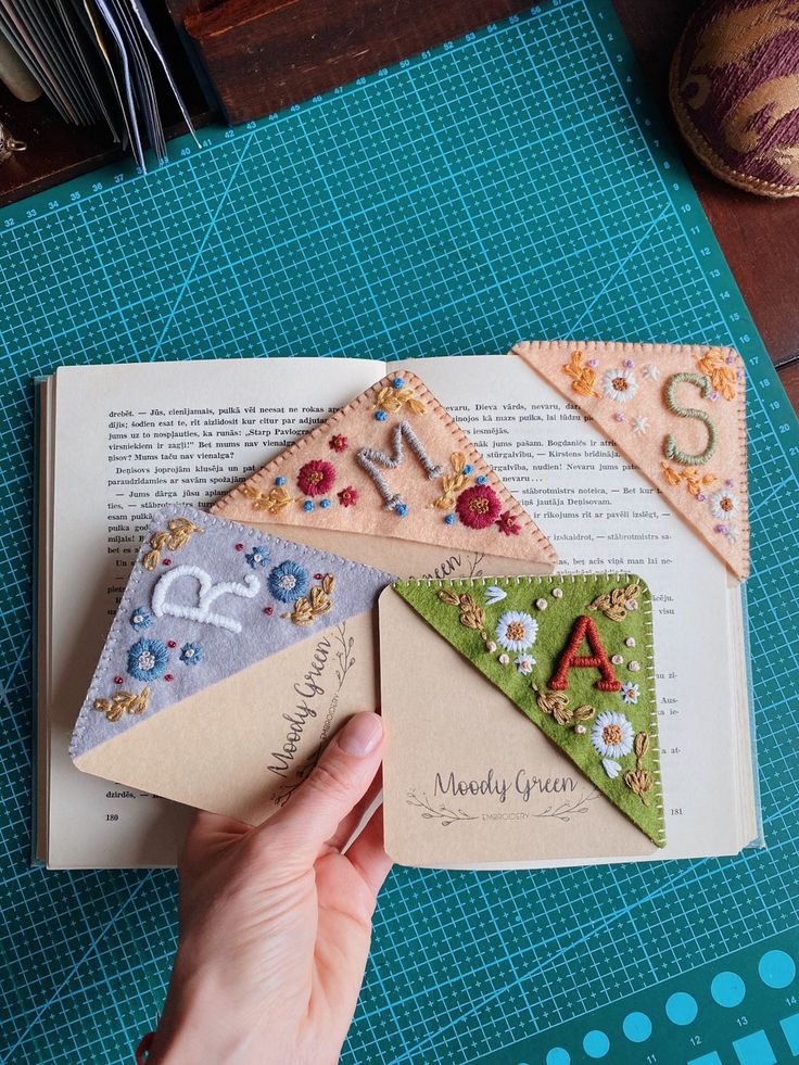 In the spring or summer style! Marque-pages Au Crochet, Felt Bookmark, Corner Bookmark, Bookmarks For Books, Embroidered Felt, Corner Bookmarks, Felt Letters, Felt Book, Book Corners