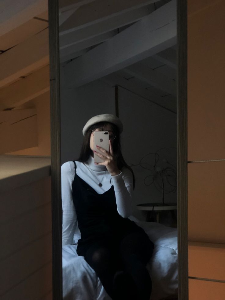 Beige beret outfit Barret Outfit Ideas, How To Style Beret Hat Outfit, Korean Hat Outfit, Korean Beret Outfit, Beige Beret Outfit, Beret Hat Outfit Korean, Brown Beret Outfit, Berets Outfit, Beret Cap Outfit