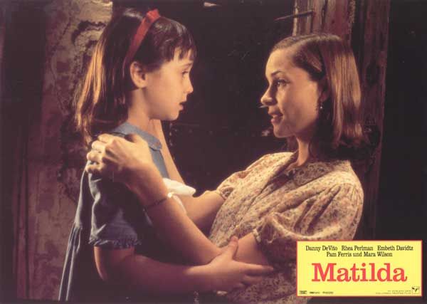 I love this scene when Miss Honey saves Matilda from the chokey. Matilda Movie, Embeth Davidtz, Mara Wilson, Miss Honey, Danny Devito, Perks Of Being A Wallflower, 90s Movies, Movie Facts, Smart Kids