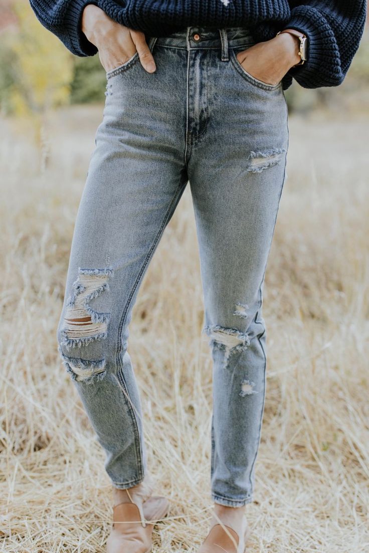 Jean Outfit Ideas, Trekking Outfit Women, Comfy Jeans Outfit, Trekking Outfit, Jean Fashion, Trendy Bottoms, Camp Gear, Best Jeans For Women, Jean Outfit