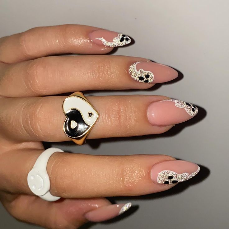 Halloween Nails Gel Manicure, Cat And Ghost Nails, Spooky Nails Almond Shape, Sparkle Ghost Nails, Sparkly Ghost Nails, Glitter Ghost Nails, Spooky Nails 2024, Cat Eye Ghost Nails, Blooming Gel Ghost Nails