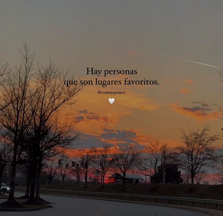 the sun is setting behind some trees with a sky in the background that says, hay personaas que son lugares favorites