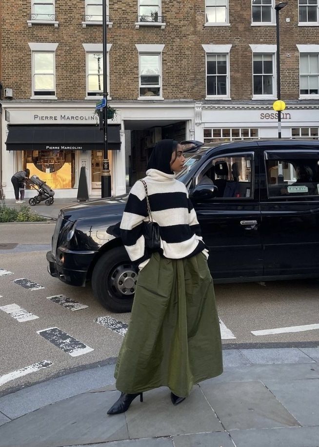 𝙥𝙞𝙣: @𝙖𝙗𝙡𝙤𝙤𝙢���𝙬𝙞𝙩𝙝𝙡𝙪𝙫 Layered Modest Outfit, Modesty Fashion Casual, Pleaded Skirt Outfits, Copenhagen Trip, Skirt Outfits Hijab, Green Skirt Outfits, Modest Casual Outfits, Hijabi Outfit, Modesty Outfits