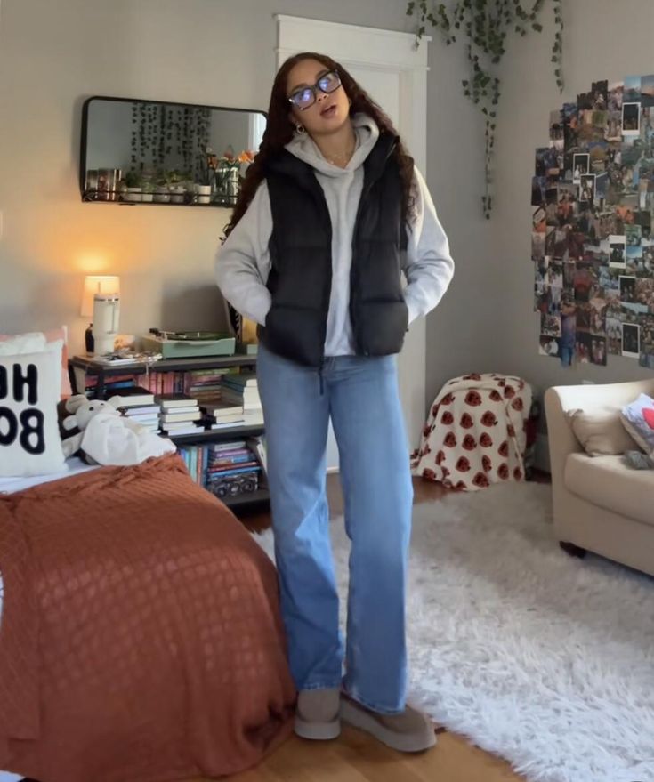 Vest With Sweatshirt Outfit, Outfits With A Puffer Vest, Cold Amusement Park Outfit, Connecticut Outfits, Simple School Outfits Winter, Winter Utah Outfits, Basic Staple Wardrobe, Modest Winter Fits, Winter Outfit Inspo Aesthetic