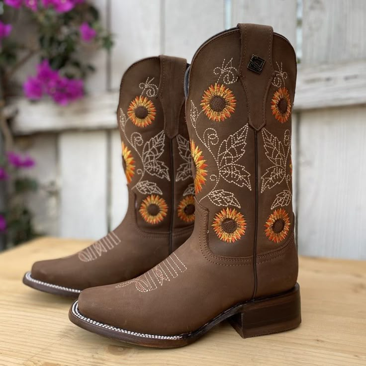 The price INCLUDES taxes and shipping to anywhere in the United States.
The JB-1505 cowgirl boot, in a soft sand tone, is an icon of Mexican western fashion, standing out for its emblematic sunflower embroidery. This style represents the essence of western art, with a square toe that provides a modern and comfortable touch. Made with a leather upper and lining, this boot ensures quality and a pleasant wearing experience. The cowhide sole adds durability and resistance. Made in León, Mexico, the Cowgirl Boots Aesthetic, Boots For Women Cowboy, Vaquera Boots, Mexican Western, Embroidered Cowgirl Boots, Mexican Boots, Western Boots For Women, Quinceanera Shoes, Cute Cowgirl Boots