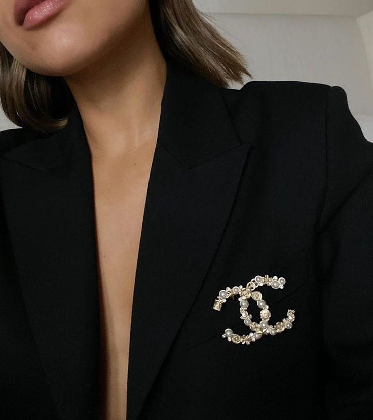 Chanel Brooch Outfit, Broche Chanel, Chanel Pins, Pins Fashion, Christmas Jewelry Gift, Designer Brooch, Casually Chic, Blazer Outfits Casual, Chanel Brooch