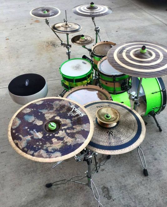 an assortment of drums and cymbals are sitting on the ground next to each other