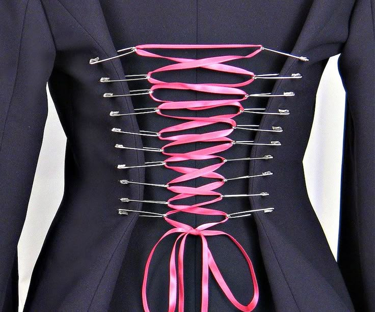 This safety pin corset is a very simple way to get the lace-up corset effect with just a few supplies I'll be you already have. Use this technique to help a loose blazer fit better or create the look of a smaller waist on a fitted blazer. Safety Pin Corset, Safety Pins Fashion, Safety Pin Art, Diy Corset, Ropa Upcycling, Diy Fashion Trends, Mode Steampunk, Mode Tips, Corset Back