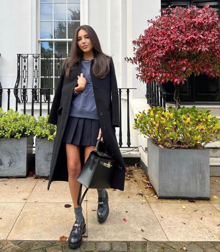 Vinter Mode Outfits, Black Mini Skirt Outfit, Preppy Mode, Chic Outfits Classy, Lawyer Fashion, Holy Chic, Outfit Work, Classy Winter Outfits, Outfits Classy