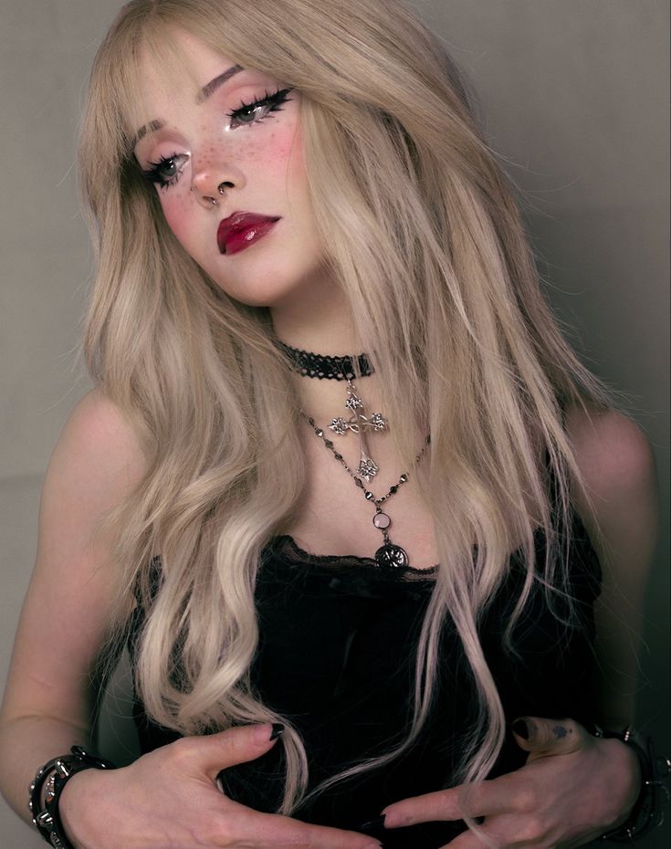 Vivian Richards, Egirl Poses, Blonde Goth, Edgy Girls, Makeup For Blondes, Cute Goth, Black And Blonde, Aesthetic People, Goth Aesthetic