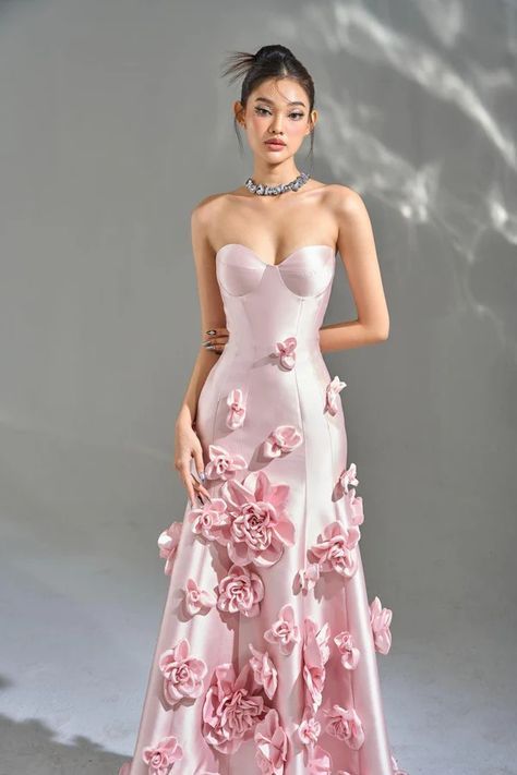 Crazy Rich Asians Dress, Pink Fashion Aesthetic, Elegant Flower Dress, Elegant Pink Dress, Flower Gown, Pink Flower Dress, Fancy Gowns, Pink Gown, Pretty Prom Dresses