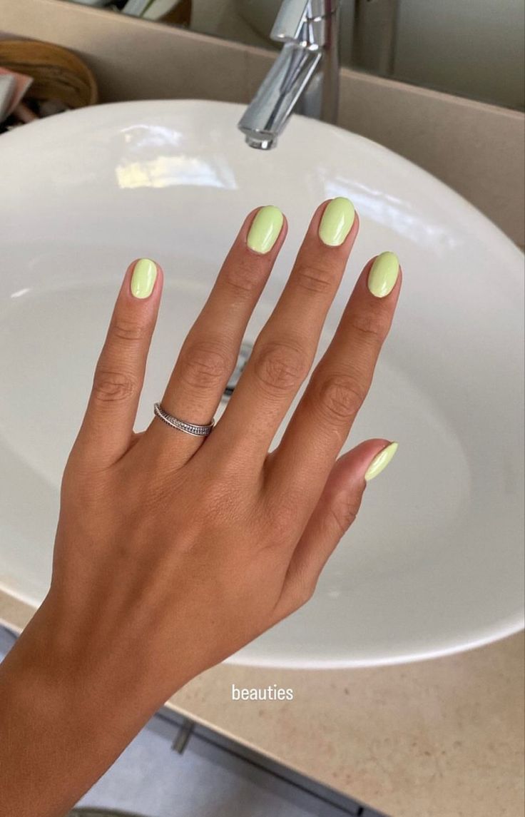 Summer Gel Mani, Spring Break Nail Ideas Simple, Short Spring Break Nails, Spring Gel Nail Colors 2024, Gel Nails Spring 2024, Spring 2024 Nails Short, Nails 2024 Spring, Nails Spring 2024, Spring 2024 Nail Colors