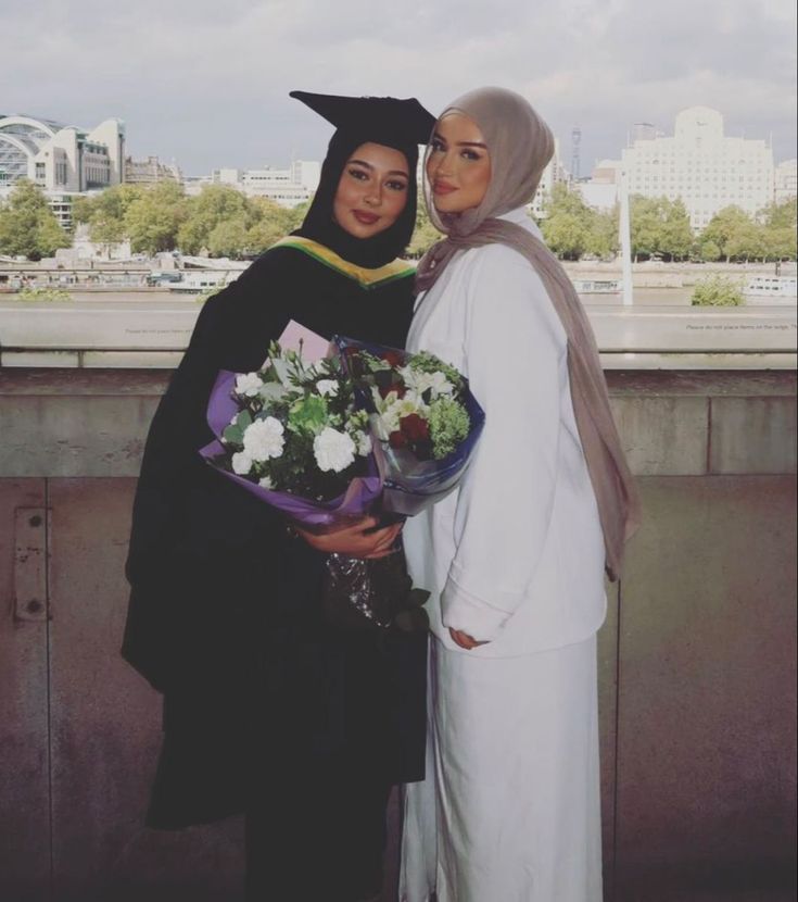 Hijabi Senior Pictures, Arab Graduation, Hijabi Graduation Pictures, Cap For Graduation Ideas, Sister Aesthetic Pictures, Sister Graduation Pictures, Graduation Abaya, Hijabi Graduation Outfits, Hijabi Graduation