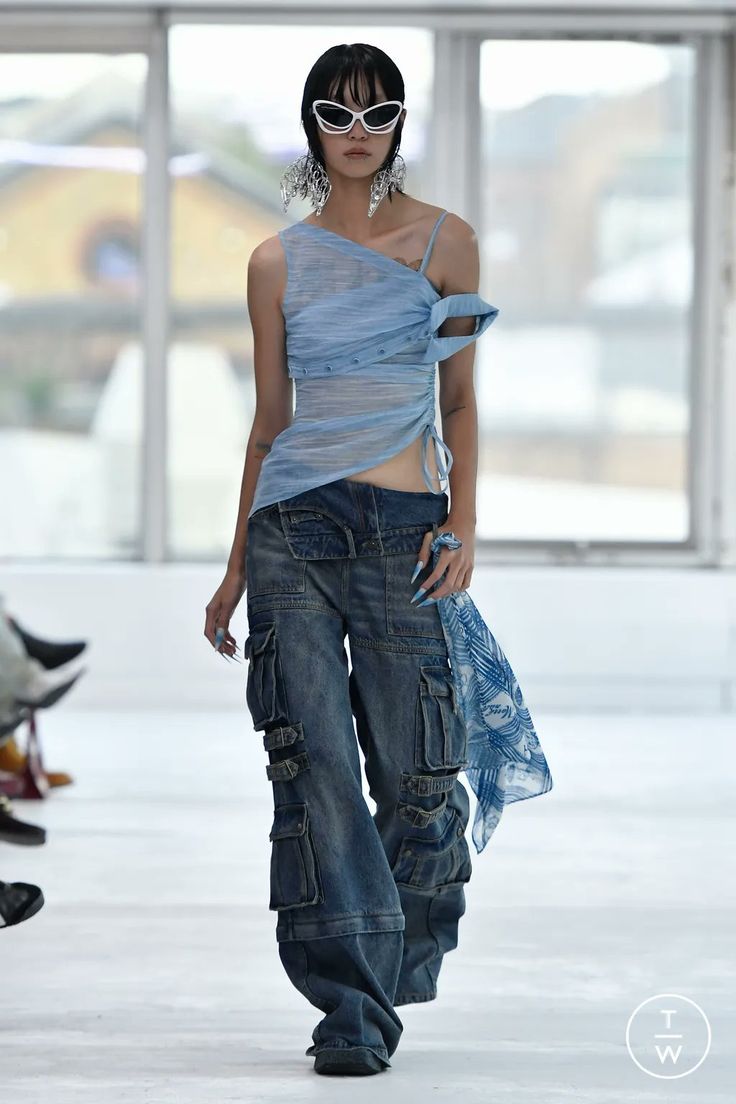 linda on X Denim Details, Urban Fashion, Couture Fashion, Denim Fashion, Spring Outfit, Fashion Magazine, Editorial Fashion, Runway Fashion, Fashion Inspo Outfits