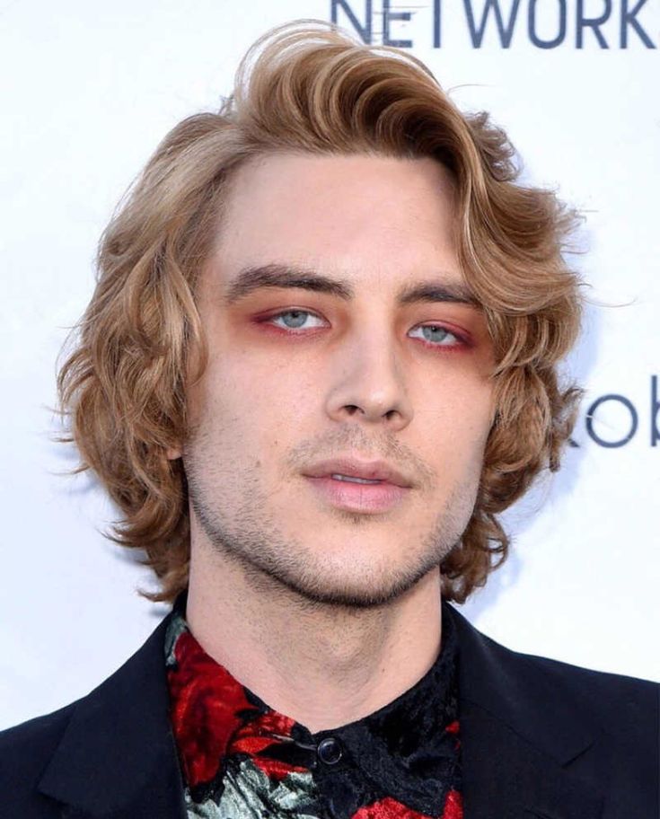 Warlock Makeup, Androgynous Makeup, Michael Langdon, Male Vampire, Adam Warlock, Cody Fern, Red Eyeliner, Vampire Makeup, Story Love