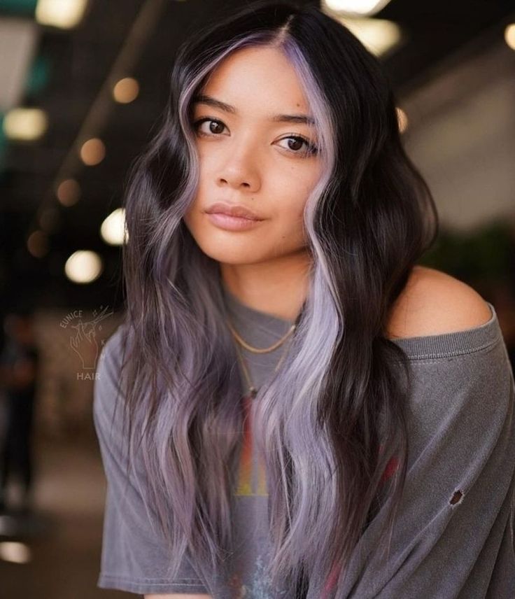 Untere Haare färben leht voll im TrendErfahren Sie hier alleswas Sie über den Peekaboo-Look wissen sollten. Lavender Hair Color Ideas, Pink Peekaboo Hair, Blonde Peekaboo Highlights, Blonde Underneath, Natural Dark Hair, Hidden Hair Color, Lavender Hair Colors, Peekaboo Highlights, Hair Color Underneath