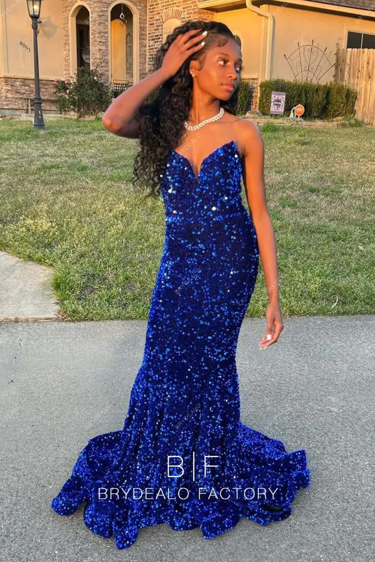 Prom Baddie Dresses, Prom Fits 2023, Prom Dresses Poses, Strapless Royal Blue Prom Dress, Long Dress Hoco, 8th Graduation Dresses, 8th Prom Dresses, 8th Grade Prom Dresses Formal, Prom Poses Black Women