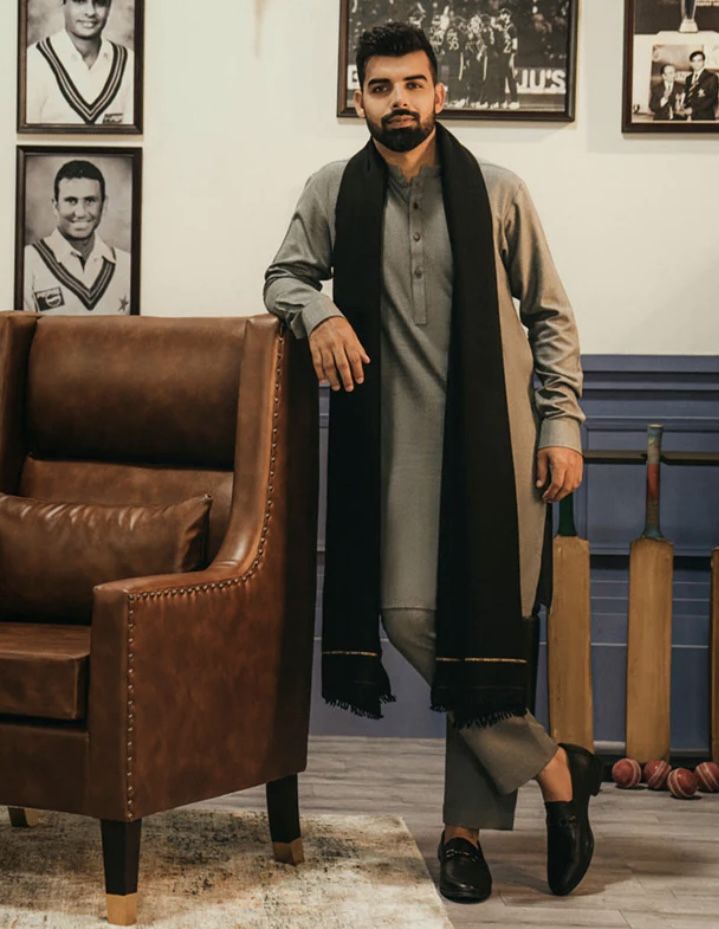 Shalwar Kurta Men, Mens Shawl With Kurta Pajama, Men Shawl Style, Kurta Pyjama For Men Wedding, Men Kurta Pajama Style, Boys Dressing Style For Wedding, Shalwar Kameez With Coat Men, Eid Outfits For Men, Cricket Dp