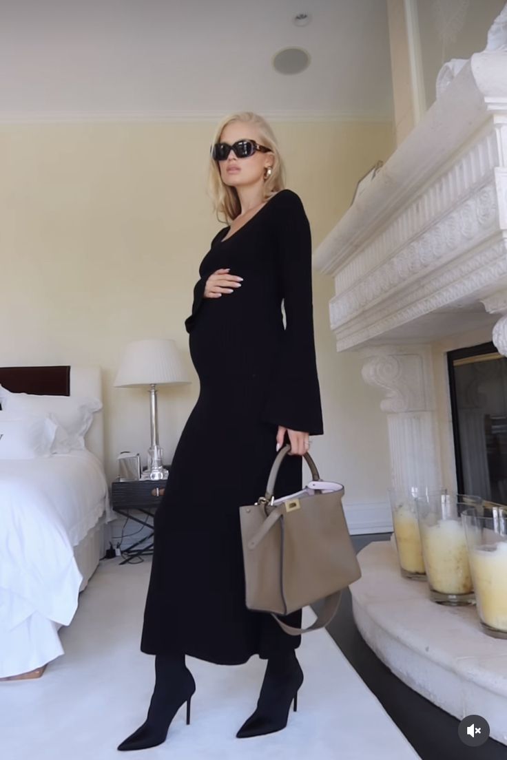 Simple Pregnant Outfits, Pregnant Outfits Elegant, Pregnant Christmas Dress, Maternity Elegant Outfit, Parisian Maternity Style, Vacation Pregnancy Outfits, Chic Maternity Photos, Celebrity Pregnancy Style, Chic Maternity Outfits