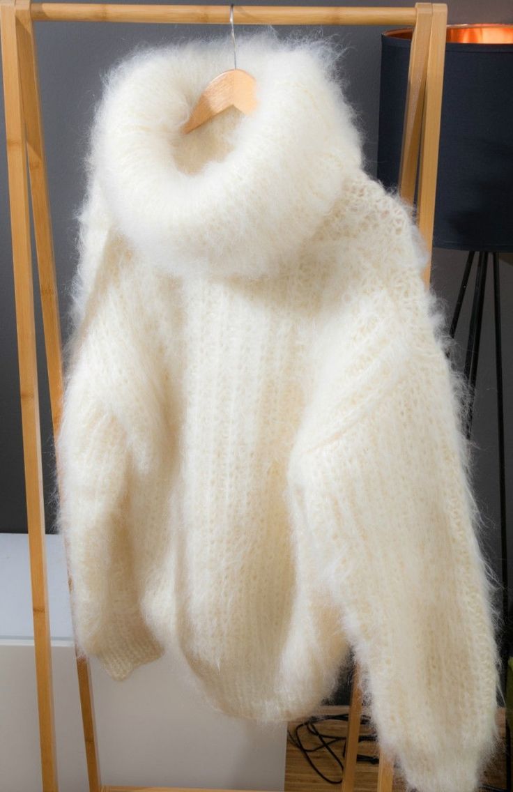 Fuzzy Mohair Sweater, Pull Mohair, Fluffy Sweater, Angora Sweater, Fuzzy Sweater, Mohair Sweater, Mode Inspo, Knit Fashion, Looks Style