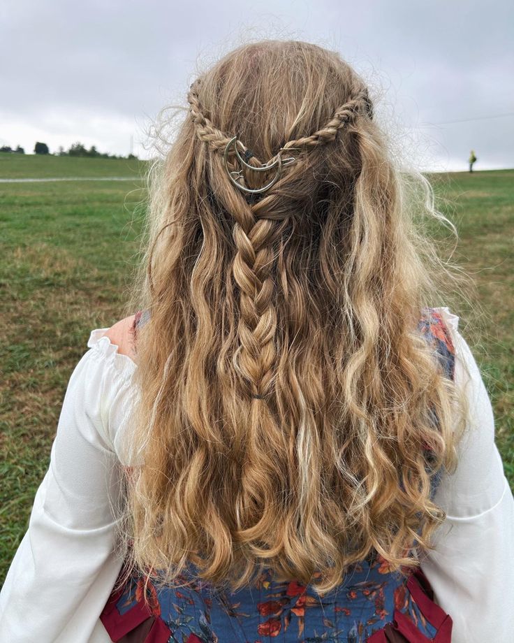 easy hairstyle for ren faires :) Ren Faire Hairstyles Curly Hair, Hobbit Hairstyles Women, Easy Fantasy Hairstyles, Renn Faire Hair, Ren Faire Hairstyles Short Hair, Easy Ren Faire Hair, Ren Fest Hair, Folklore Hairstyle, Ren Fair Hairstyles