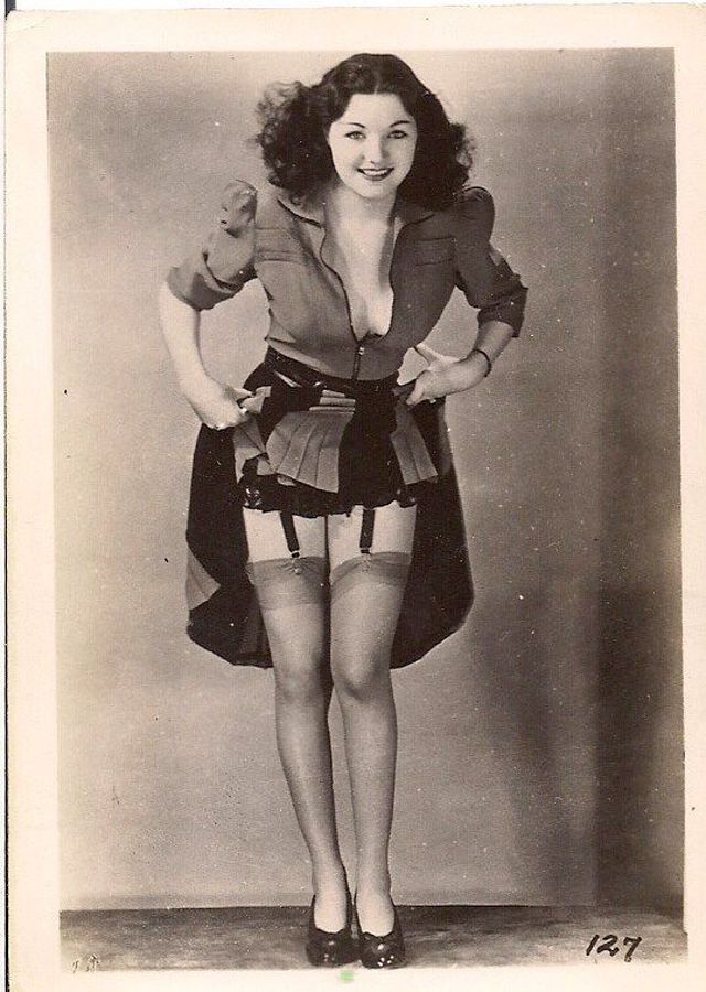 vintage everyday: Vintage Snapshots Prove That 40's Women Fashion Is Always Adorable Fashion 1940s, Pin Up Vintage, Vintage Stockings, Lingerie Vintage, Stockings And Suspenders, 1940s Fashion, Nylon Stockings, Vintage Pinup, Vintage Lingerie