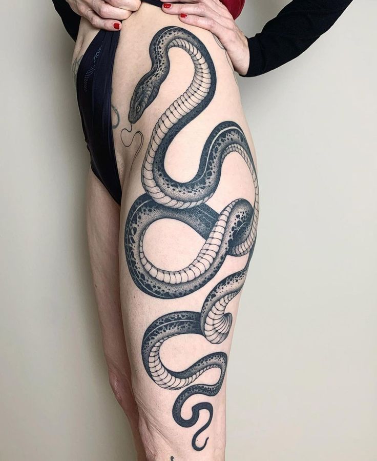 Snake hip & leg tattoo by Mo Ducommun, an artist at Jardin Electrique private studio in Lucerne, Switzerland. Snake Thigh Tattoo, Tattoo Pierna Mujer, Best Tattoo Ideas For Men, Tattoo Pierna, Tattoo Dotwork, Snake Tattoo Design, Best Tattoo Ideas, Tattoo Ideas For Men, Back Of Shoulder Tattoo