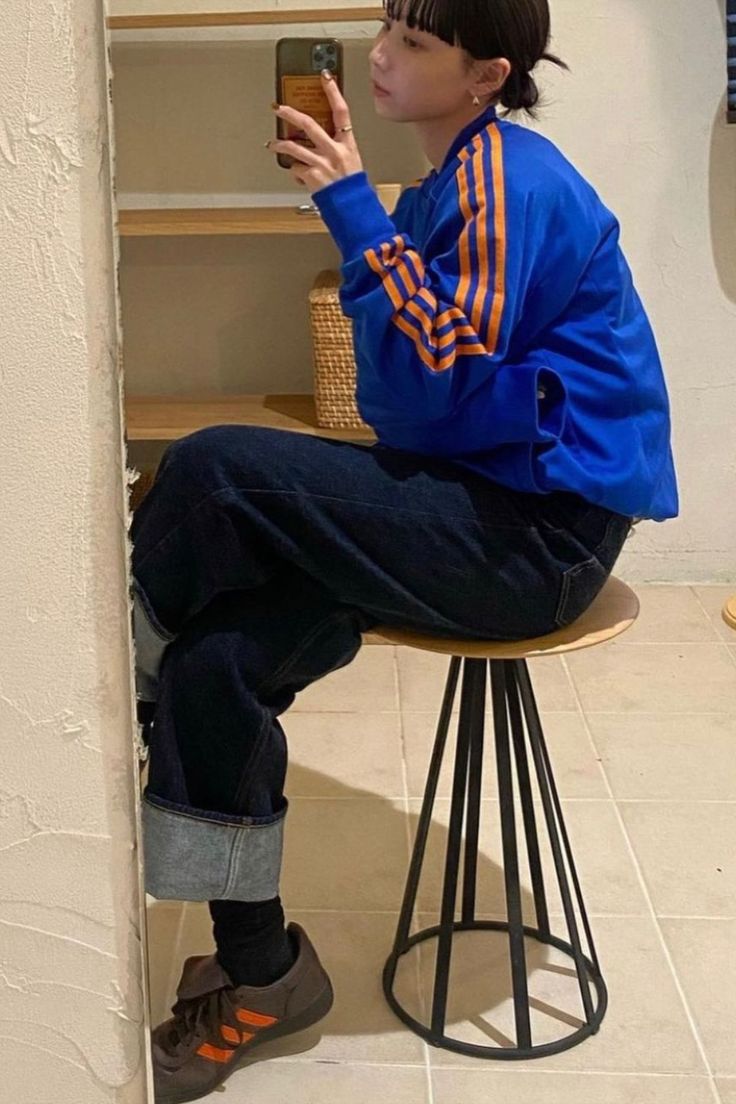 Adidas Winter Outfit, Adidas Jacket Outfit, Japanese Streetwear Women, Adidas Sambas, Jacket Adidas, Bella Hadid Outfits, Adidas Track Jacket, American Girl Clothes, Japanese Streetwear