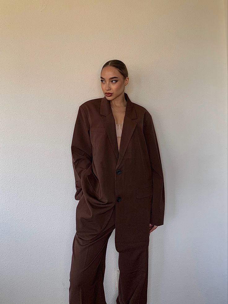 Oversized Blazer Outfit Women, Brown Oversized Blazer Outfit, Brown Suit Outfit, Oversized Brown Blazer, Oversized Blazer Outfit, Hair Photoshoot, Sleek Hair, Brown Suit, Relaxed Pants