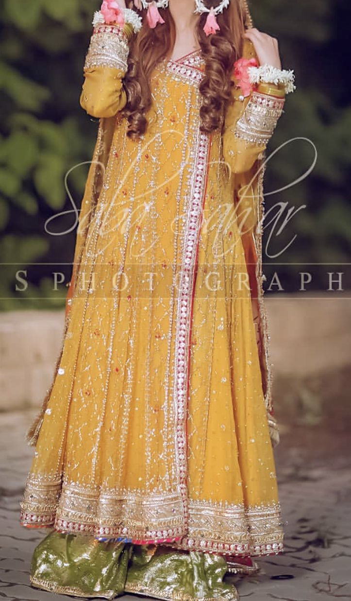 Maiyyo/Maiyaan punjani pre wedding haldi function Ubatna Dress Pakistani, Mayoun Dress, Mehndi Gharara, Mayon Dress, Haldi Dresses, Mayun Bride, Mehendi Bride, Functional Dress, Mayon Dresses