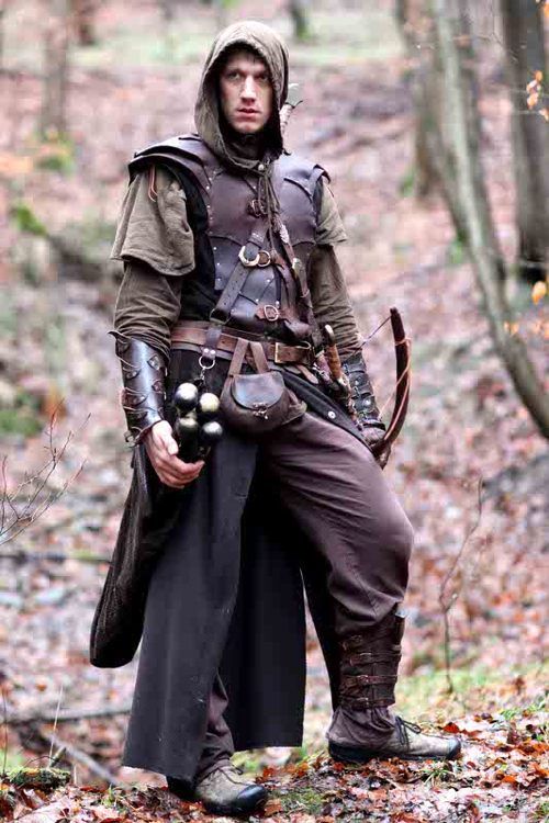 The look of the ranger is an iconic inspiration that often bleeds into steampunk.  Note the leather touches everywhere, ready to handle decades of wear, the dignified weapons, and the readiness for a tramp in the chancy weather of the British Isles. Fantasy Bracers, Larp Ranger, Medieval Ranger, Savage Daughter, Medieval Archer, Steampunk Medieval, Armor Fantasy, Ranger Armor, Pirate Costumes