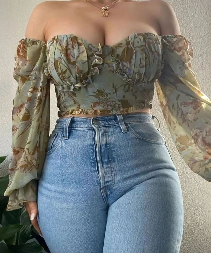 How To Style Mid Size Women, Mid Size Casual Outfits, Tops For Big Chest, Medium Sized Women Outfits, Tops For Big Busted Women, Trending Outfits 2024, Outfits For Large Busted Women, Chubby Women Outfits, Curvy Body Outfits