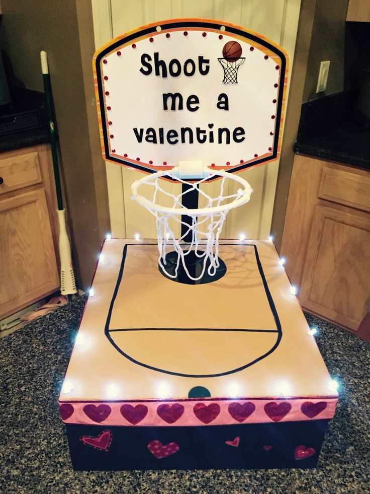 Basketball valentine box Basketball Valentine Boxes, Cool Valentine Boxes, Unique Valentine Box Ideas, Girls Valentines Boxes, Diy Valentines Box, Valentine Boxes For School, Kids Valentine Boxes, Pinterest Valentines, Saint Valentin Diy