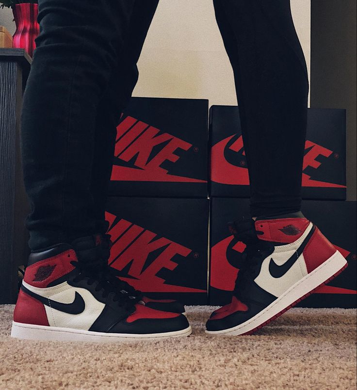 Matching Shoes For Couples, Couple Shoes Matching, Jordan Couples, Outfits With Jordan 1s Fashion Styles, Air Jordan 1 Shoes, Couple Sneakers, Jordan 1 Shoes, Shoes Wallpaper, Couple Fits