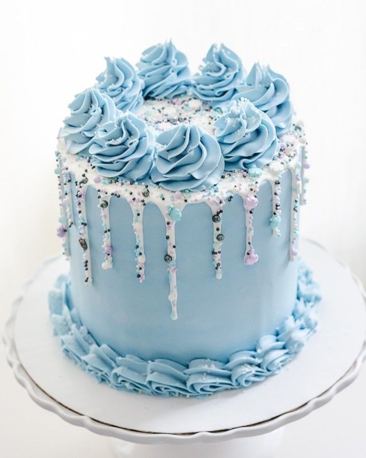 Enioy!!! Blue Birthday Cake, Blue Birthday Cakes, Candy Birthday Cakes, Beautiful Cake Designs, Creative Cake Decorating, Beautiful Birthday Cakes, Blue Cakes, Cake Decorating Videos, Pretty Birthday Cakes